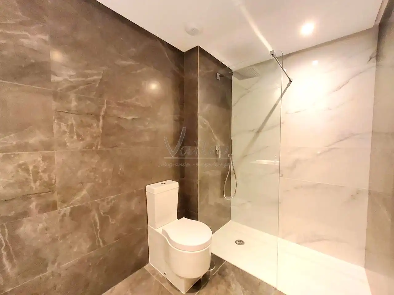 Badezimmer von Wohnungen zum Verkauf in Sotogrande mit Klimaanlage, Terrasse und Möbliert