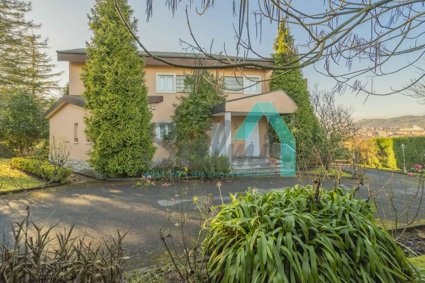 Vista exterior de Casa o xalet en venda en Oviedo  amb Calefacció, Jardí privat i Parquet