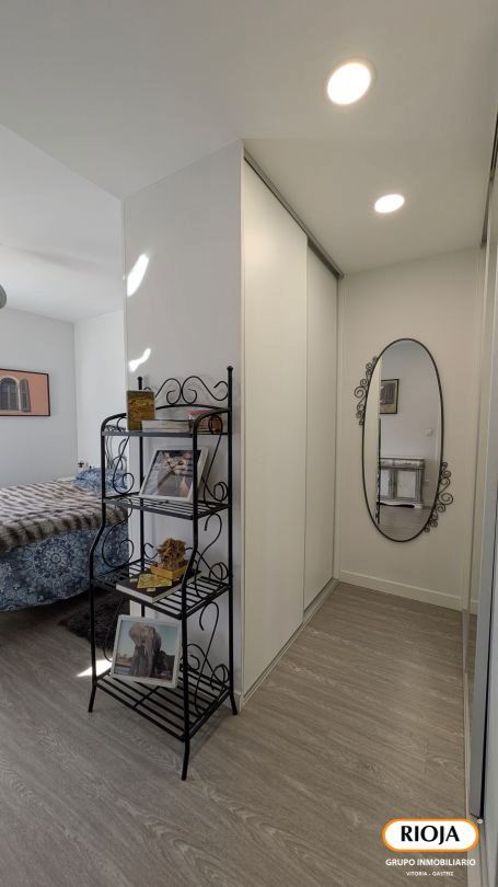 Dormitori de Pis en venda en Vitoria - Gasteiz amb Calefacció, Traster i Moblat