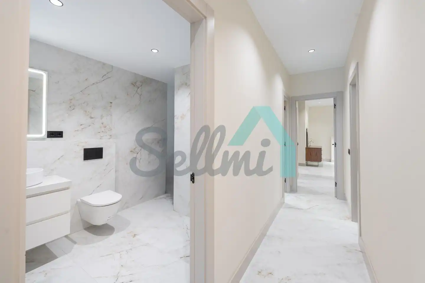 Baño de Piso en venta en Oviedo  con Calefacción, Trastero y Balcón