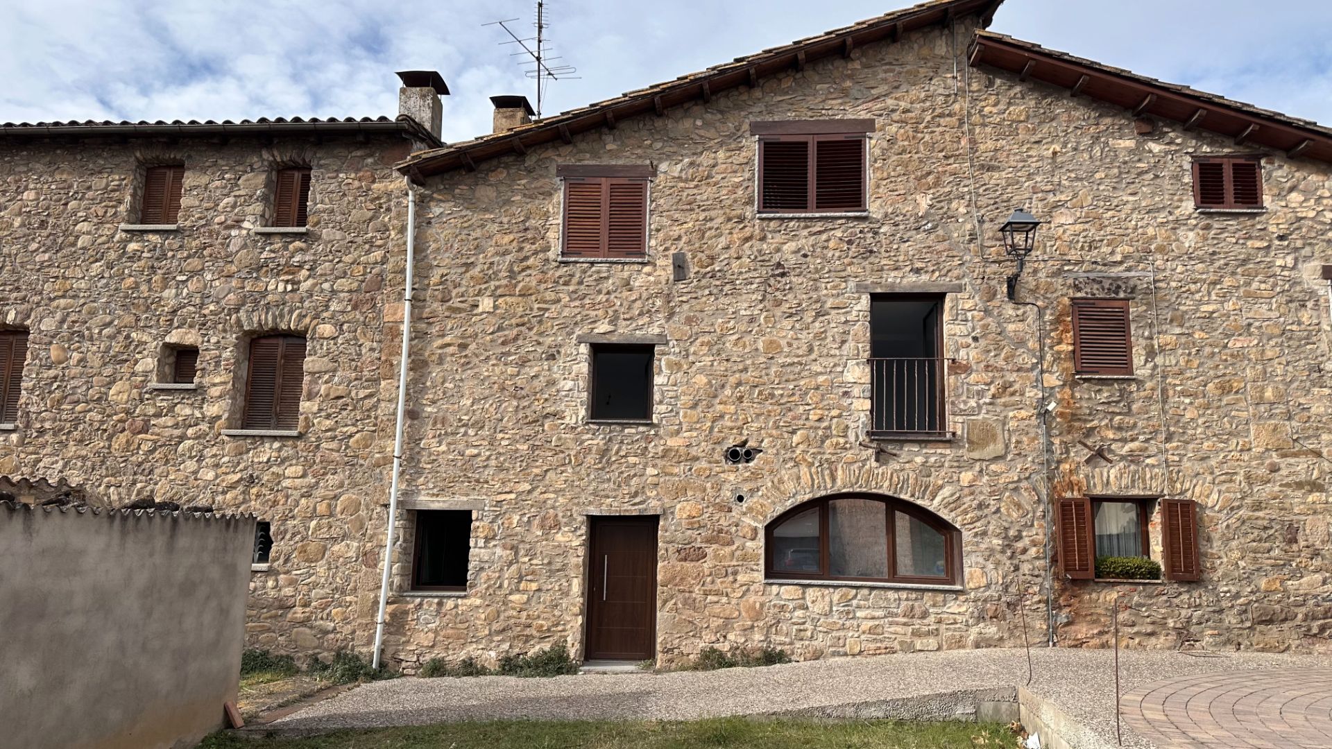Vista exterior de Casa o xalet en venda en La Vall de Bianya amb Calefacció, Jardí privat i Parquet