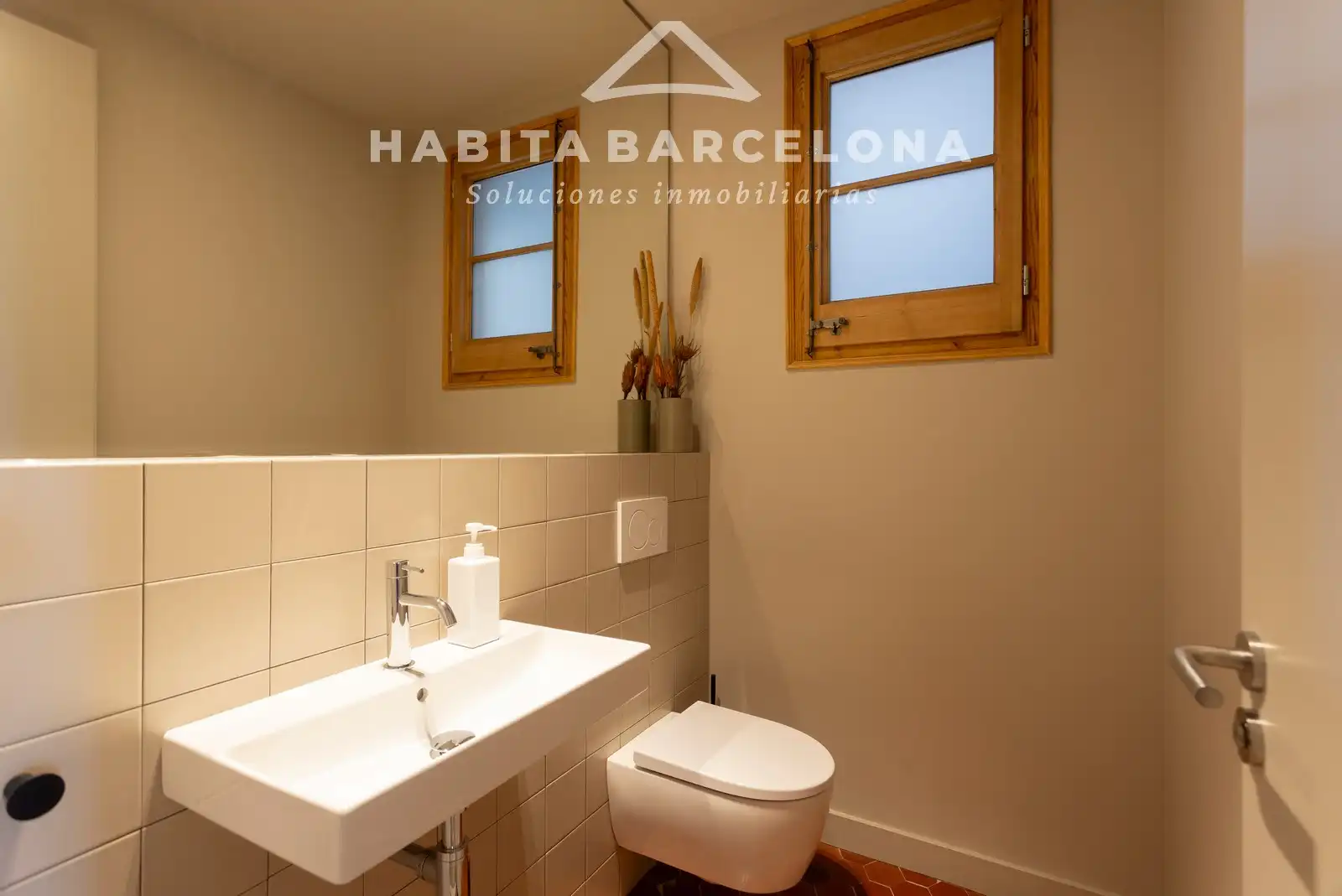 Badezimmer von Wohnung zur Miete in Barcelona mit Klimaanlage, Heizung und Parkett