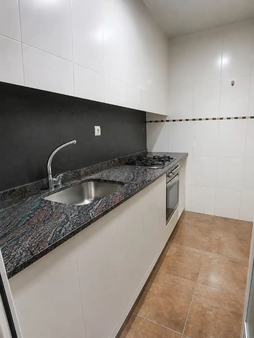 Cuina de Pis en venda en Barcelona amb Moblat, Forn i Microones