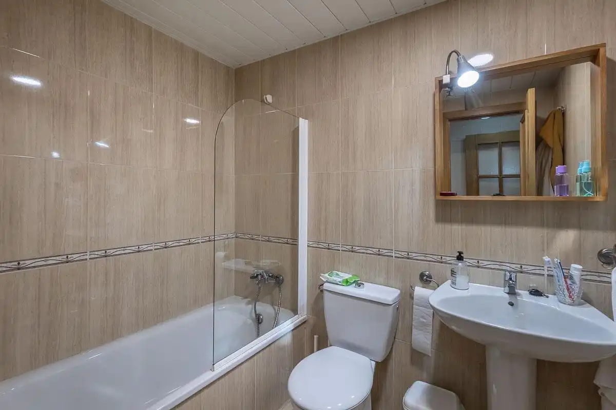 Bathroom of Flat for rent in Granada  with Heating and Furnished