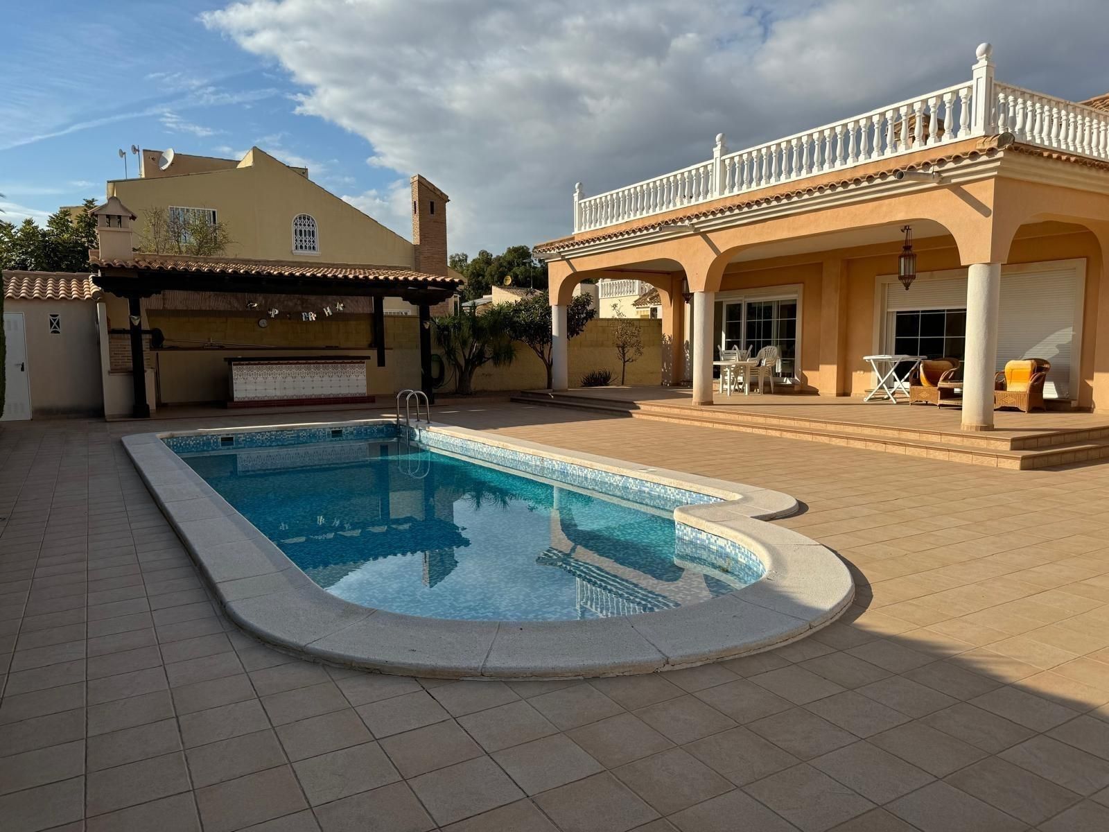 Piscina de Casa o xalet en venda en Orihuela amb Aire condicionat, Jardí privat i Terrassa