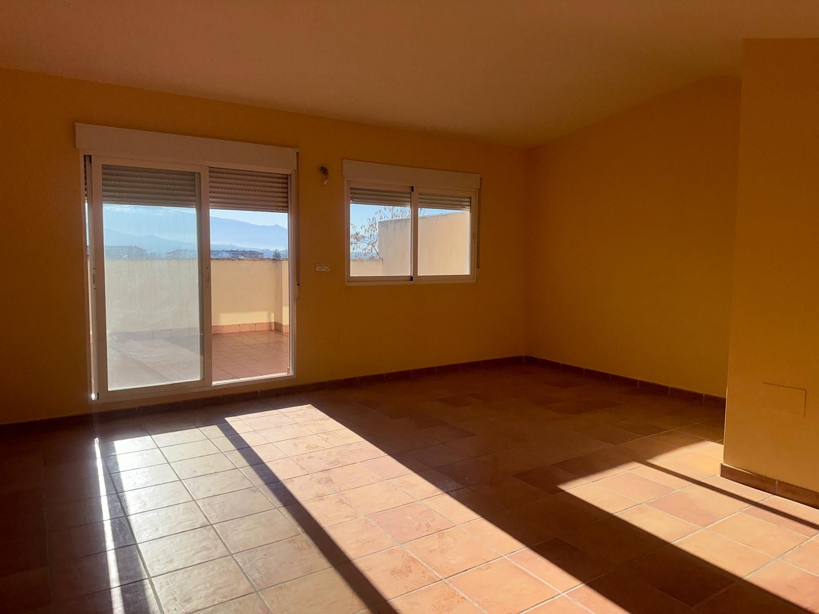 Sala d'estar de Dúplex en venda en Peligros amb Terrassa i Balcó