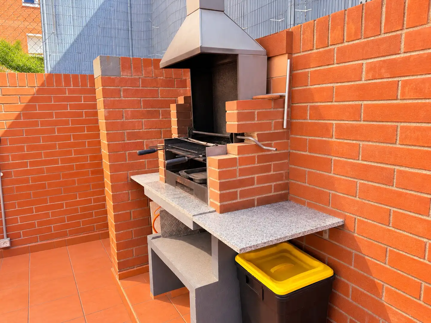 Terrasse von Erdgeschoss zur Miete in Sant Adrià de Besòs mit Klimaanlage, Heizung und Privatgarten