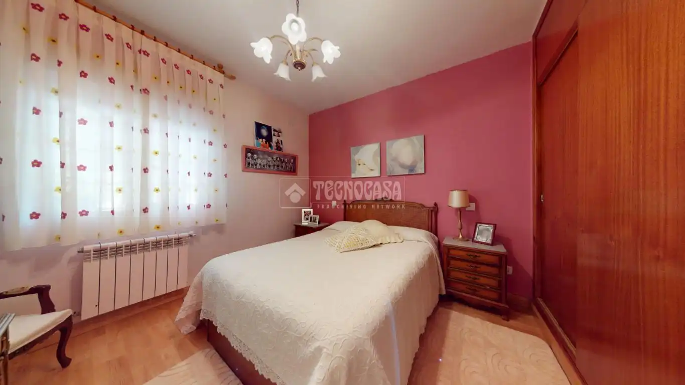 Dormitori de Casa o xalet en venda en El Casar amb Piscina