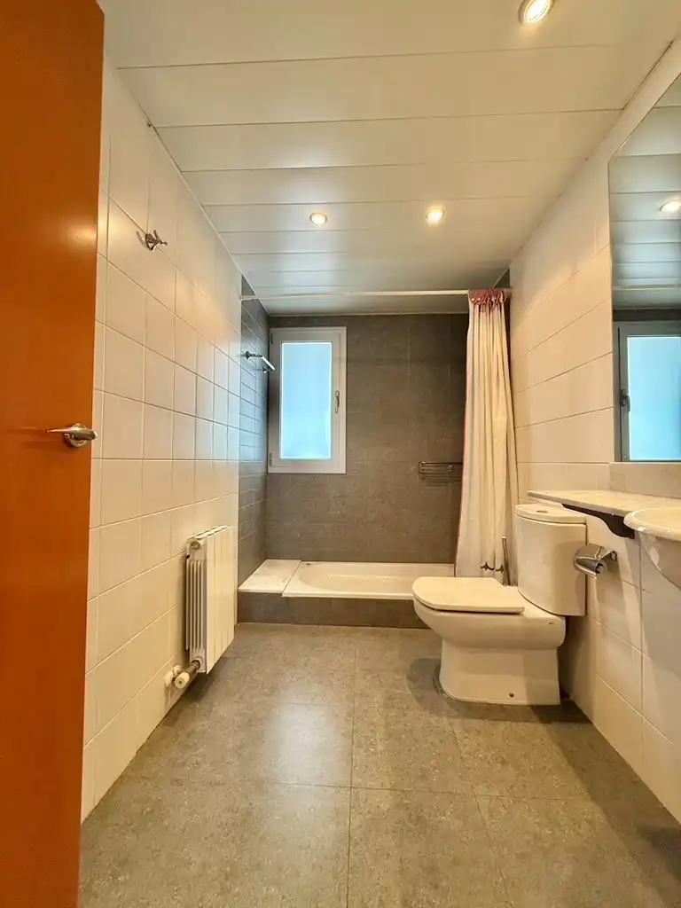 Badezimmer von Dachboden zum Verkauf in Figueres mit Heizung, Parkett und Terrasse