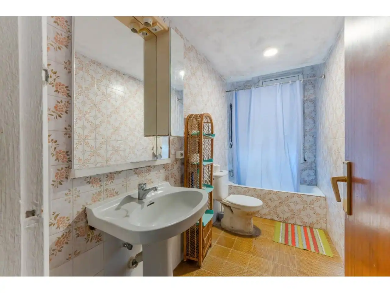 Badezimmer von Wohnung zum Verkauf in Salt mit Heizung