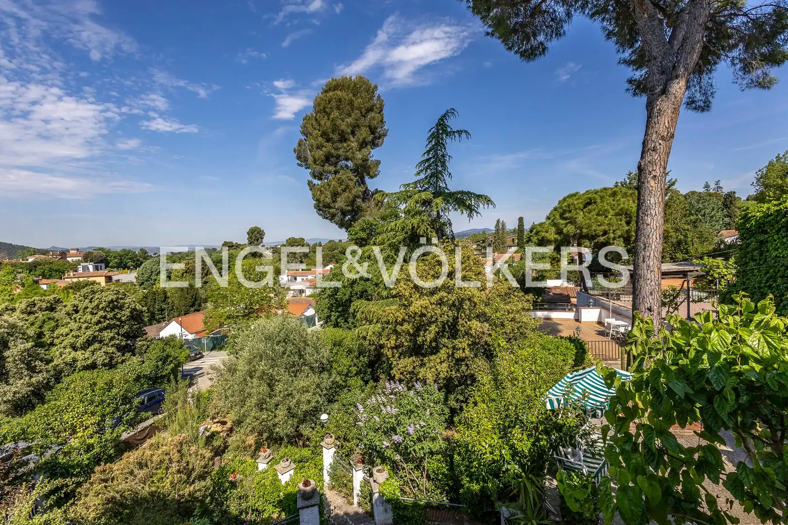 Vista exterior de Casa o xalet en venda en Sant Cugat del Vallès amb Calefacció, Jardí privat i Parquet
