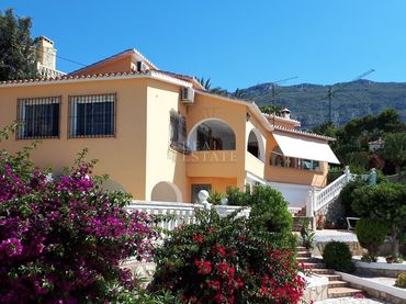 Casa con piscina en venta en Calle Orquidia