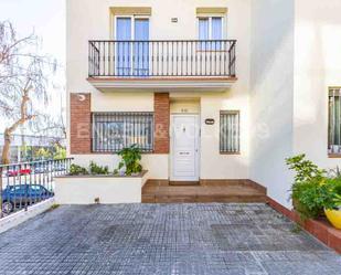 Vista exterior de Casa adosada en venda en Pineda de Mar amb Calefacció, Jardí privat i Terrassa