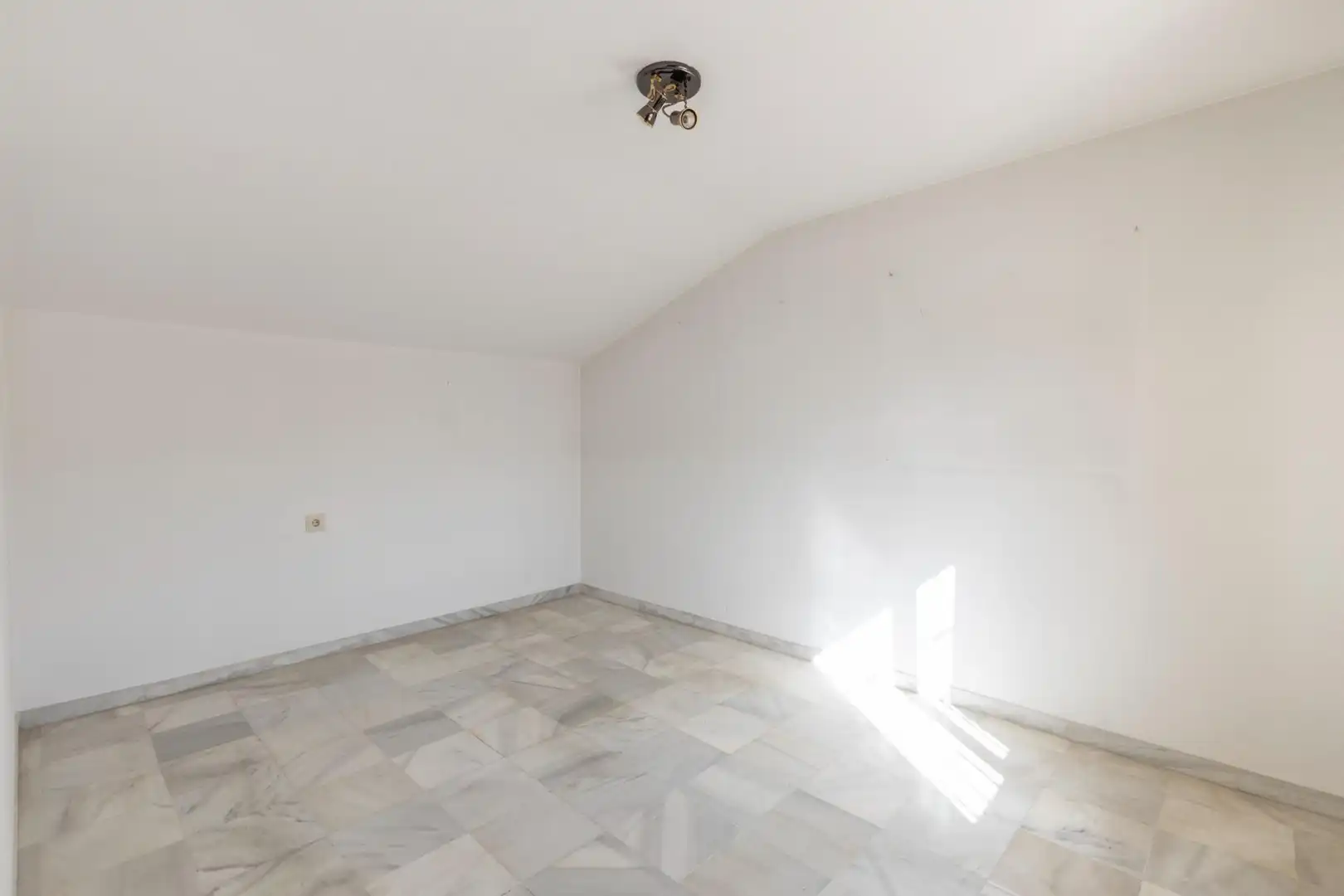 Casa adosada en venta en Granada con Calefacción, Terraza y Trastero