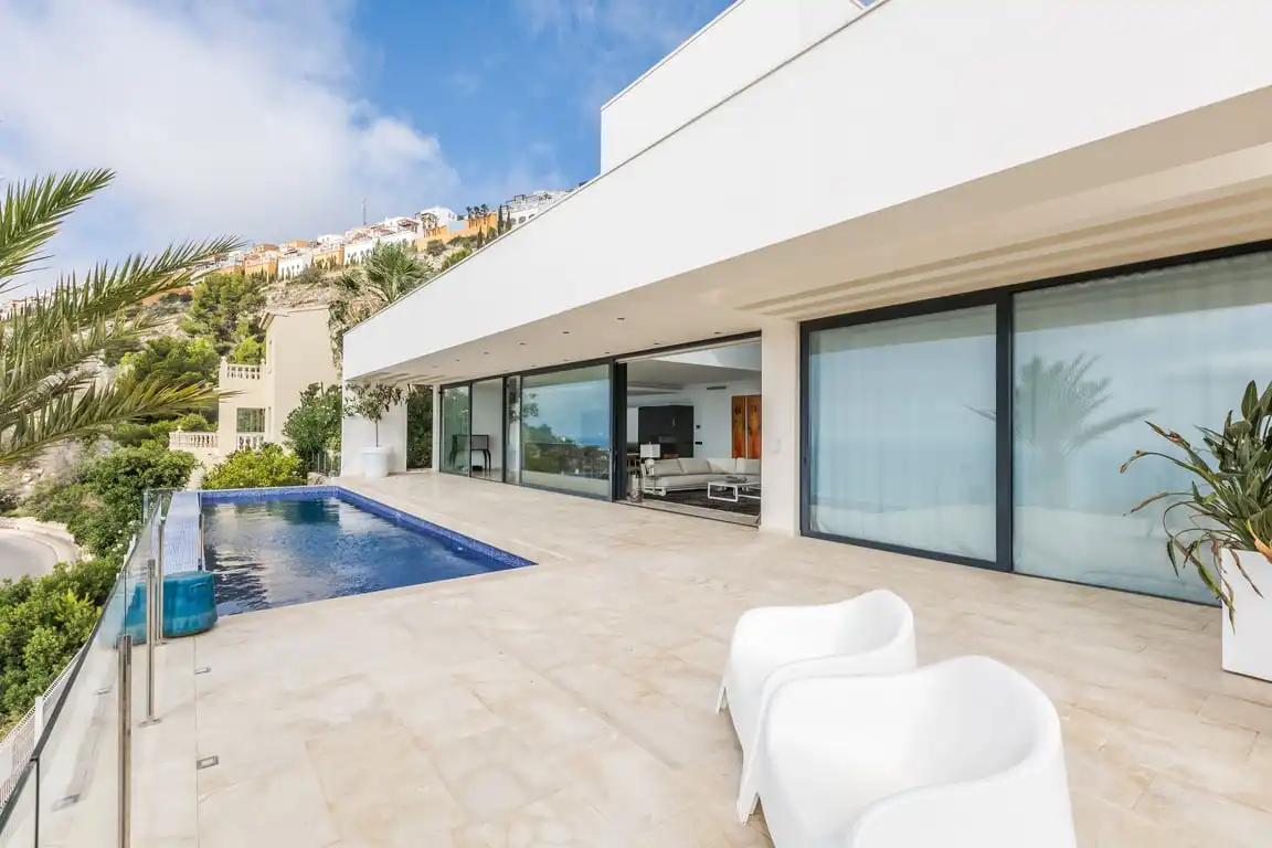 Casa amb piscina en venda a Calle De Las Begonias 15, imagen 3