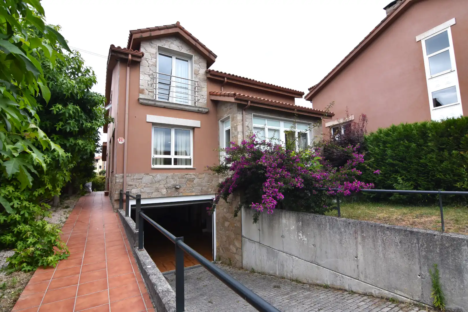 Vista exterior de Casa o chalet en venta en Miño con Calefacción, Jardín privado y Parquet