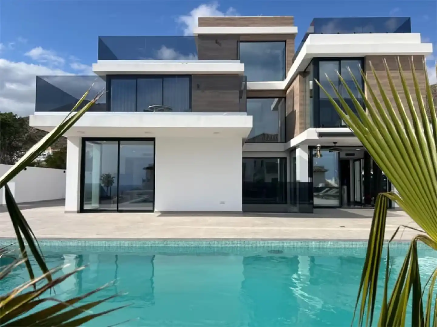 Villa con piscina in vendita a Golf Bahía