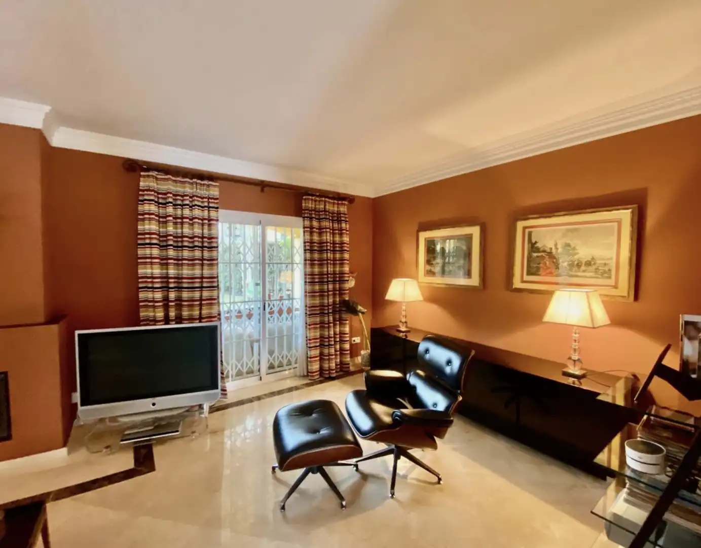 Sala d'estar de Casa o xalet en venda en Estepona amb Aire condicionat, Calefacció i Jardí privat