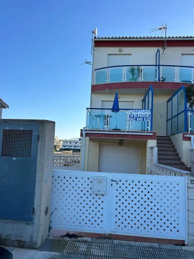 Vista exterior de Casa o xalet en venda en Oliva amb Terrassa i Piscina