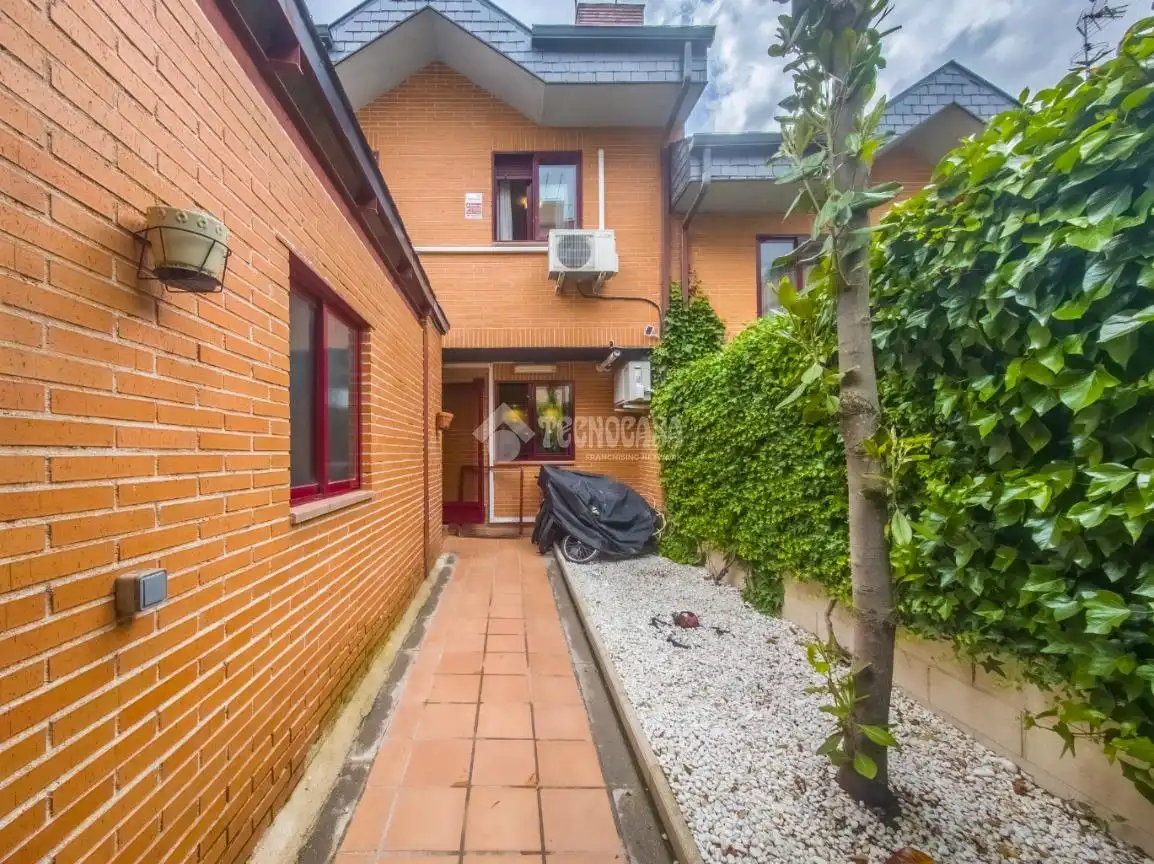Vista exterior de Casa adosada en venda en Rivas-Vaciamadrid amb Aire condicionat, Calefacció i Jardí privat