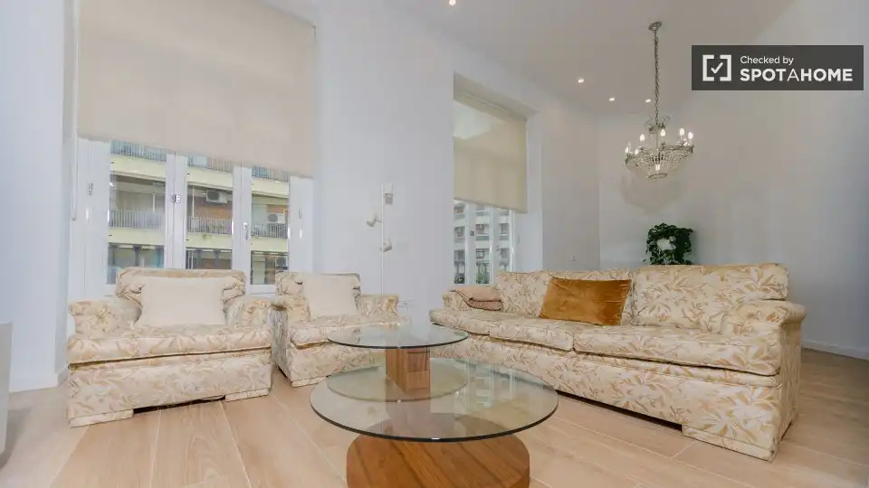 Appartamento con terrazza in affitto a L'Eixample, imagen 5