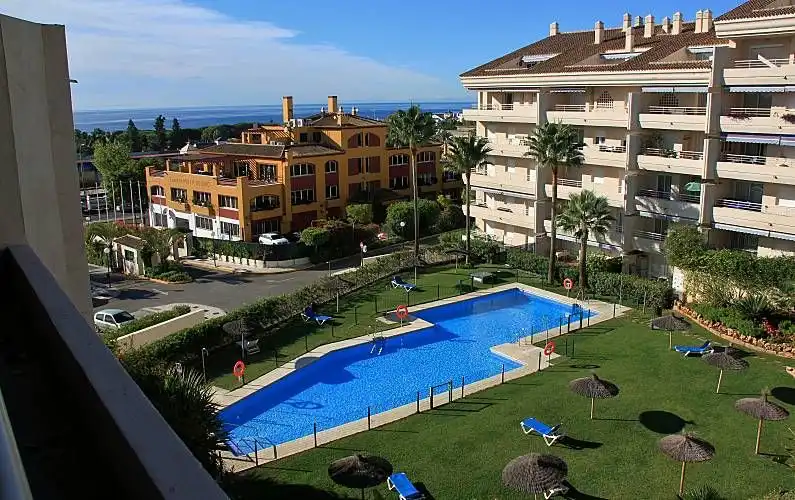 Vista exterior de Apartamento de alquiler en Marbella con Aire acondicionado, Calefacción y Jardín privado