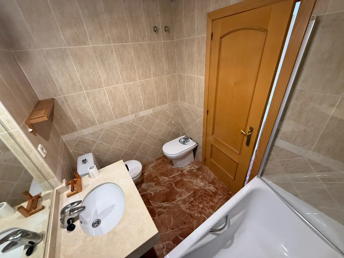 Badezimmer von Einfamilien-Reihenhaus zum Verkauf in L'Ametlla del Vallès mit Klimaanlage, Heizung und Privatgarten