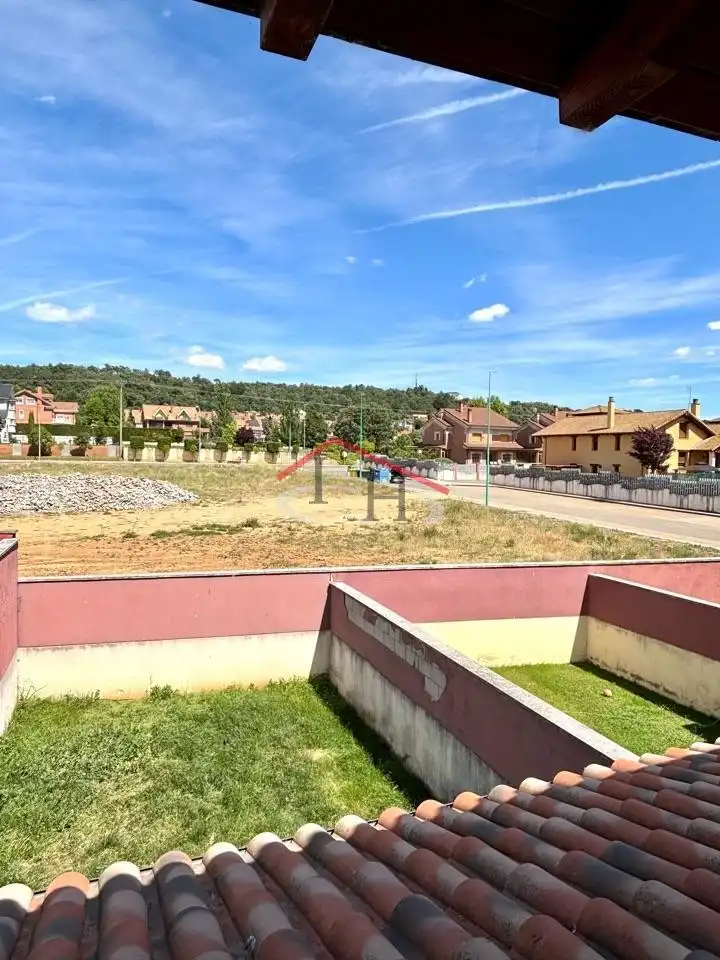 Casa adosada en venta en Sariegos con Calefacción, Jardín privado y Terraza
