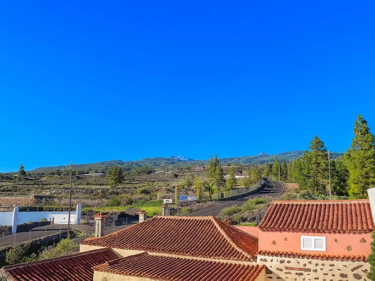 Vista exterior de Casa o xalet en venda en Adeje amb Jardí privat, Terrassa i Moblat