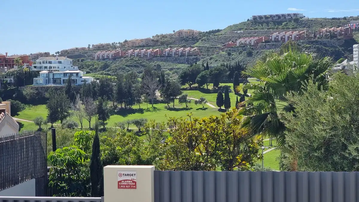 Vista exterior de Casa o xalet de lloguer en Benahavís amb Aire condicionat, Jardí privat i Terrassa