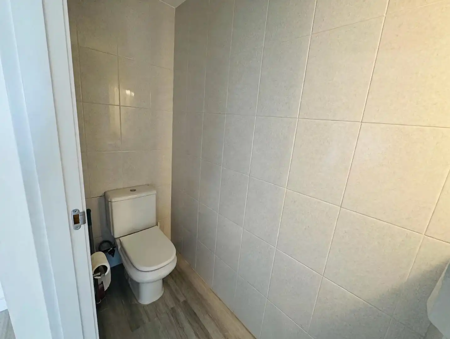 Badezimmer von Maisonette zur Miete in Sevilla la Nueva mit Heizung, Ofen und Gemeinschaftspool