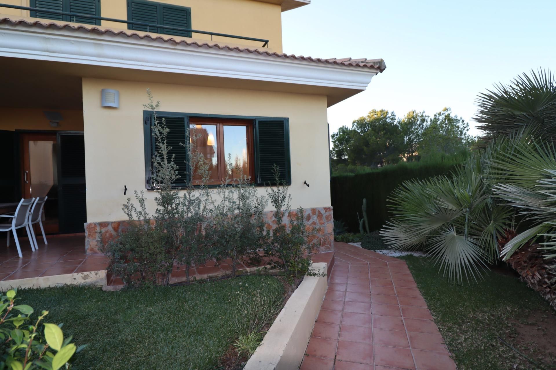 Vista exterior de Casa o xalet de lloguer en  Valencia Capital amb Aire condicionat, Calefacció i Jardí privat