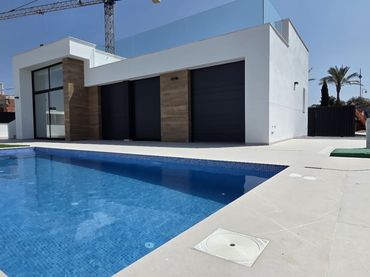 Casa de obra nueva con piscina en venta en Calle Fray Junipero Serra 3