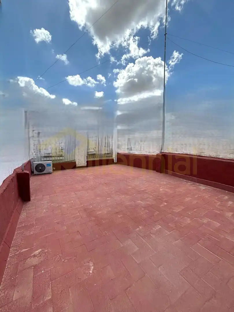 Terrasse von Einfamilien-Reihenhaus zum Verkauf in Sevilla mit Klimaanlage