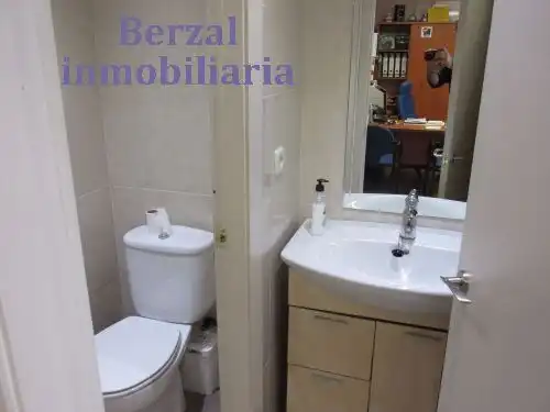 Badezimmer von Geschaftsraum zur Miete in  Logroño mit Klimaanlage