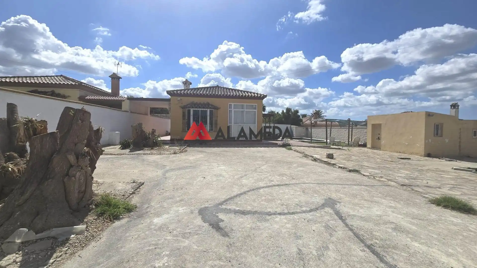 Vista exterior de Casa o xalet en venda en Chiclana de la Frontera amb Aire condicionat, Jardí privat i Terrassa