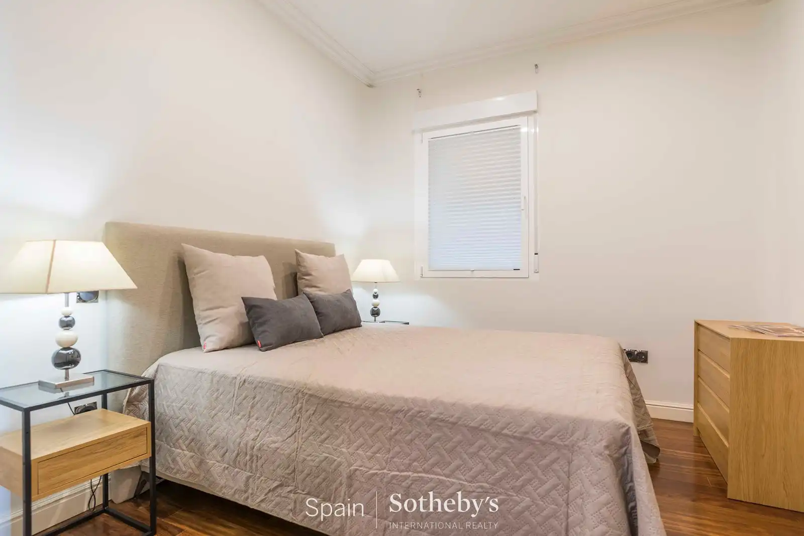 Dormitori de Apartament de lloguer en Madrid amb Aire condicionat i Calefacció