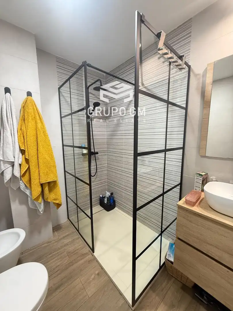 Bathroom of Flat for sale in Madrid  with Air Conditioner and Heating