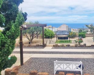 Vista exterior de Casa o xalet en venda en Icod de los Vinos amb Jardí privat, Terrassa i Moblat