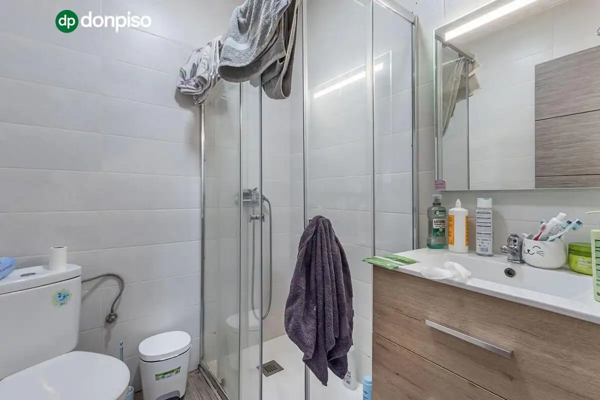 Badezimmer von Wohnung zum Verkauf in Granada mit Heizung und Terrasse