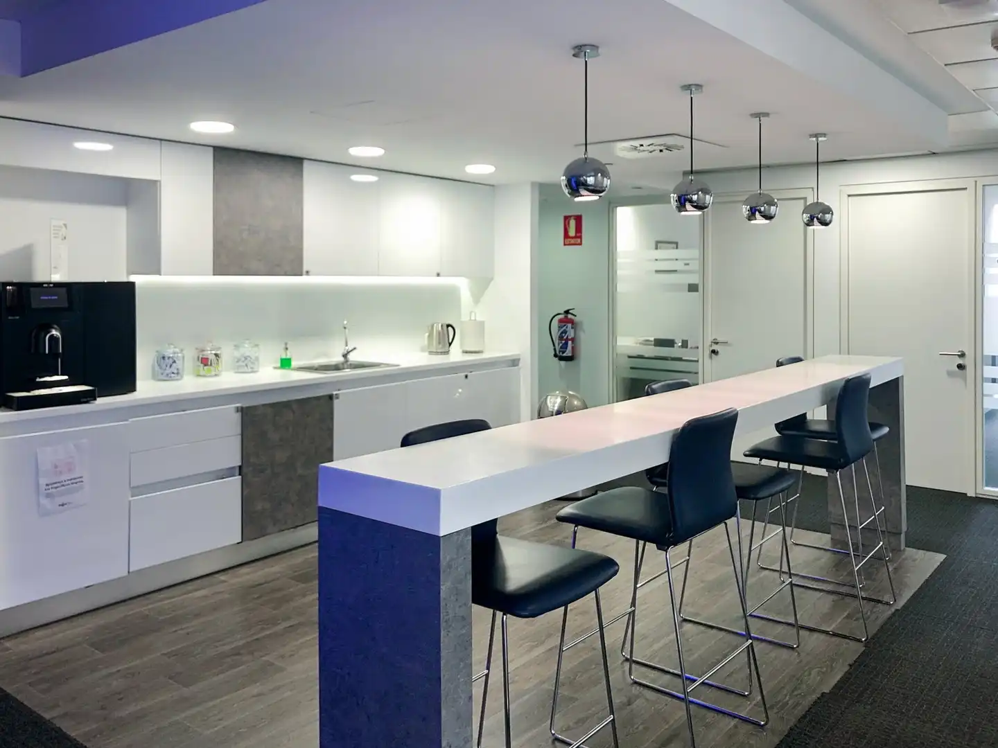 Büro zur Miete in Madrid mit Klimaanlage, Heizung und Möbliert
