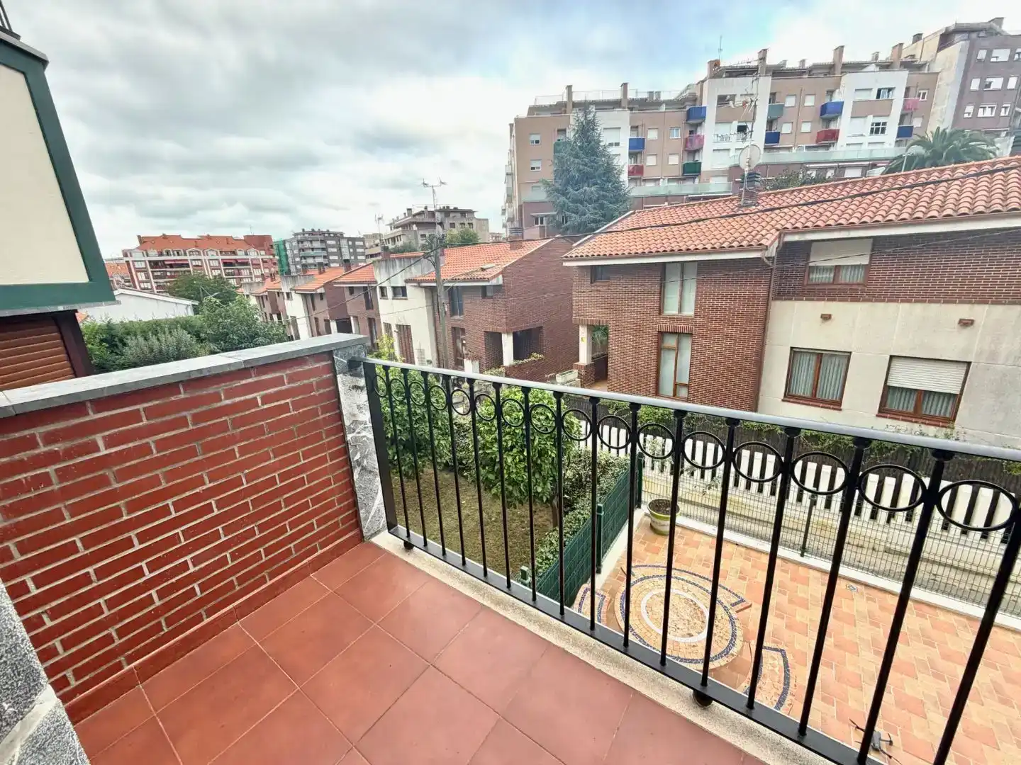 Vista exterior de Casa adosada en venta en Castro-Urdiales con Balcón