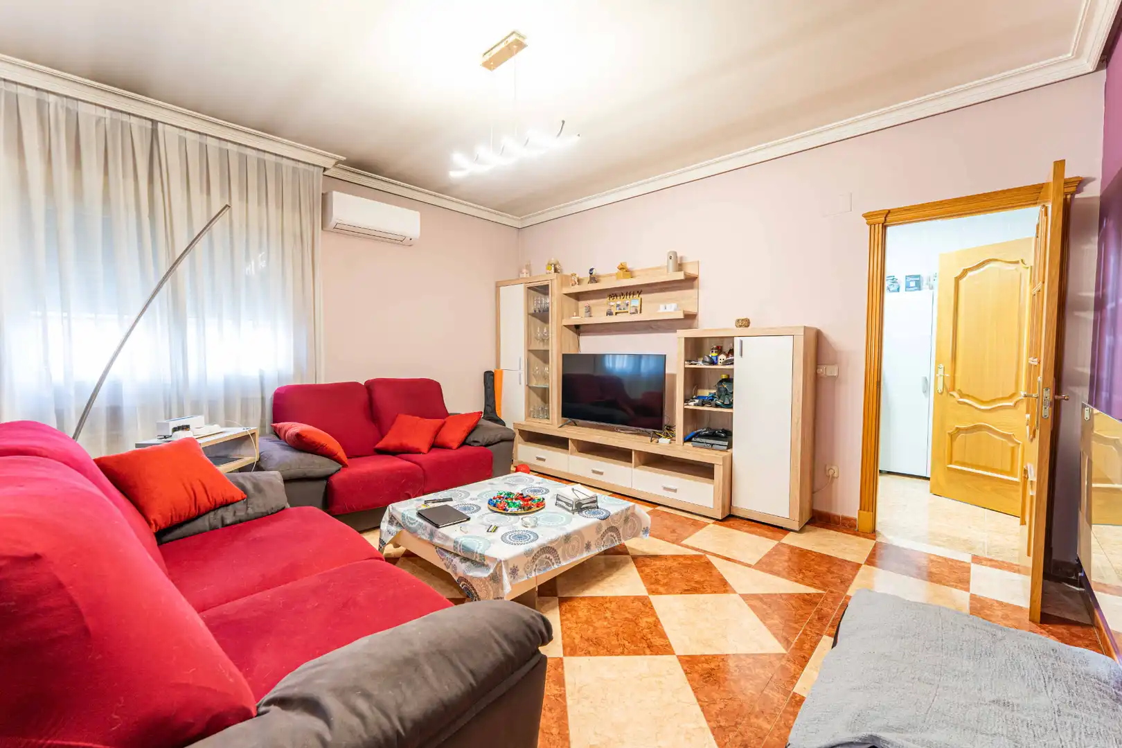 Sala d'estar de Casa o xalet en venda en Sevilla la Nueva amb Aire condicionat, Calefacció i Jardí privat
