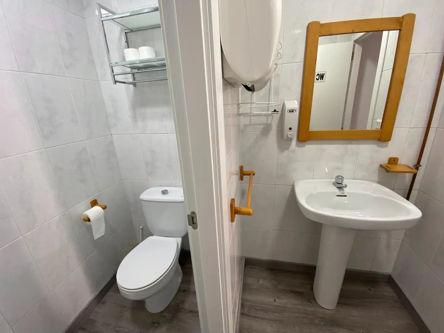 Baño de Oficina de alquiler en Valencia con Aire acondicionado, Calefacción y Terraza