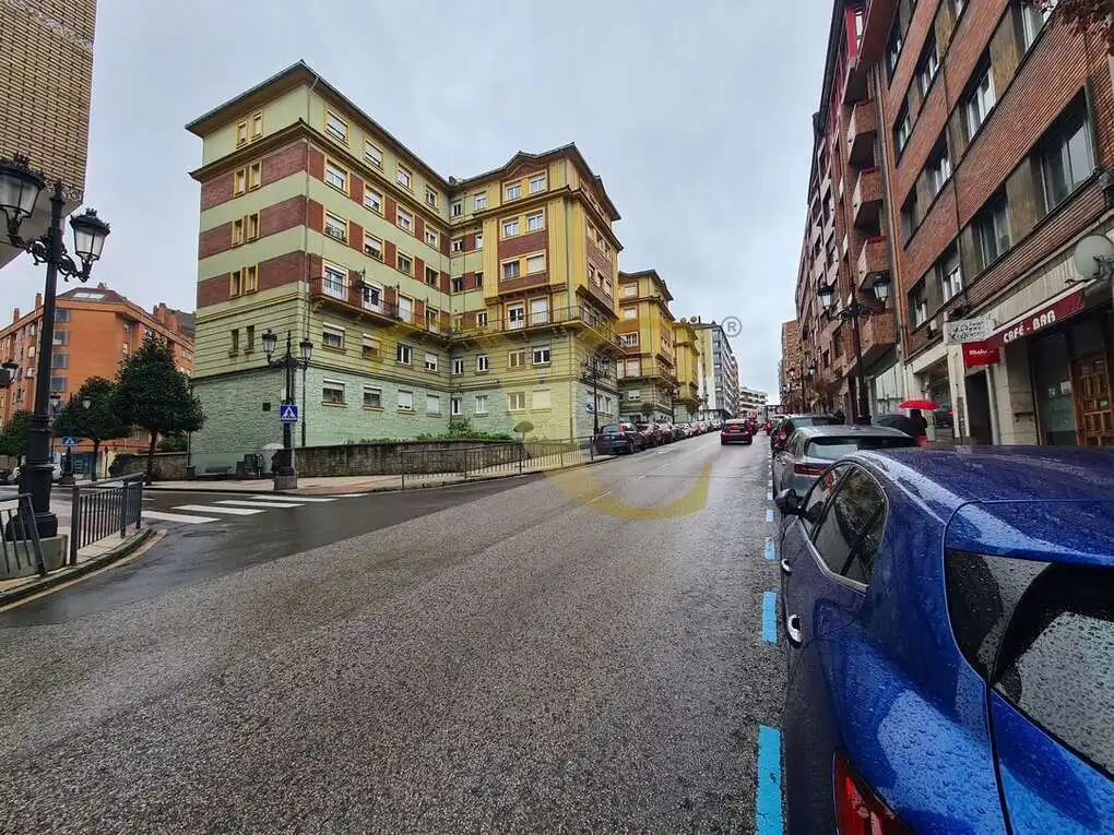 Vista exterior de Pis en venda en Oviedo  amb Calefacció i Jardí privat