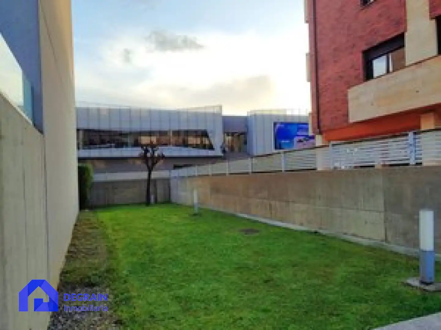 Außenansicht von Wohnung zum Verkauf in Oviedo  mit Heizung, Privatgarten und Abstellraum