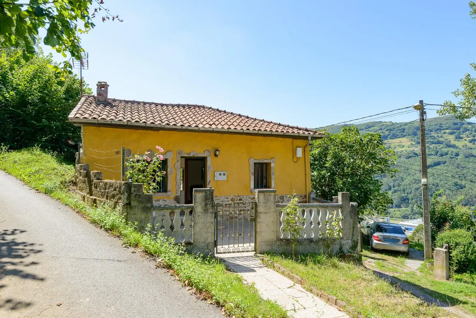 Vista exterior de Casa adosada en venda en Mieres (Asturias) amb Jardí privat, Terrassa i Moblat