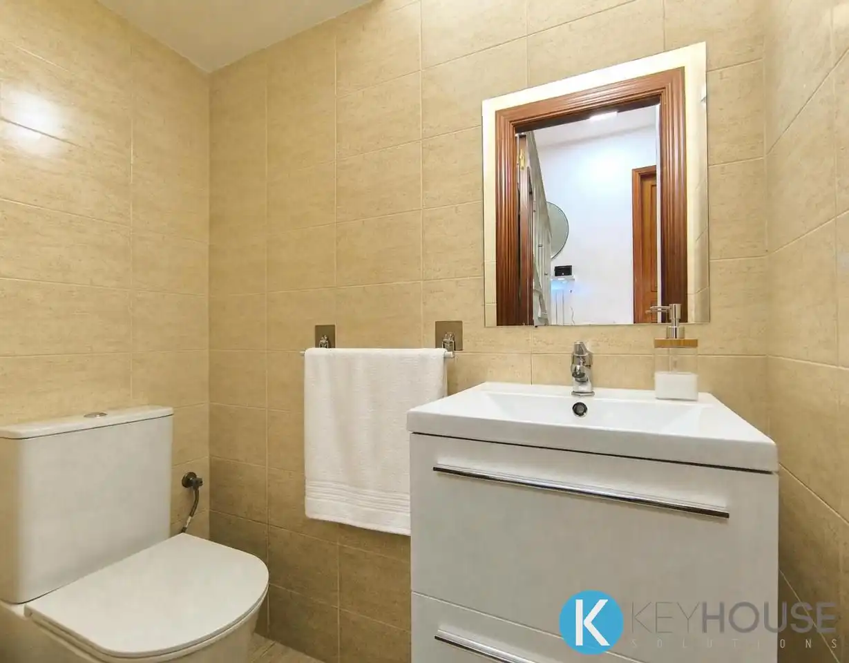 Baño de Casa adosada en venta en Villalbilla con Aire acondicionado, Calefacción y Jardín privado