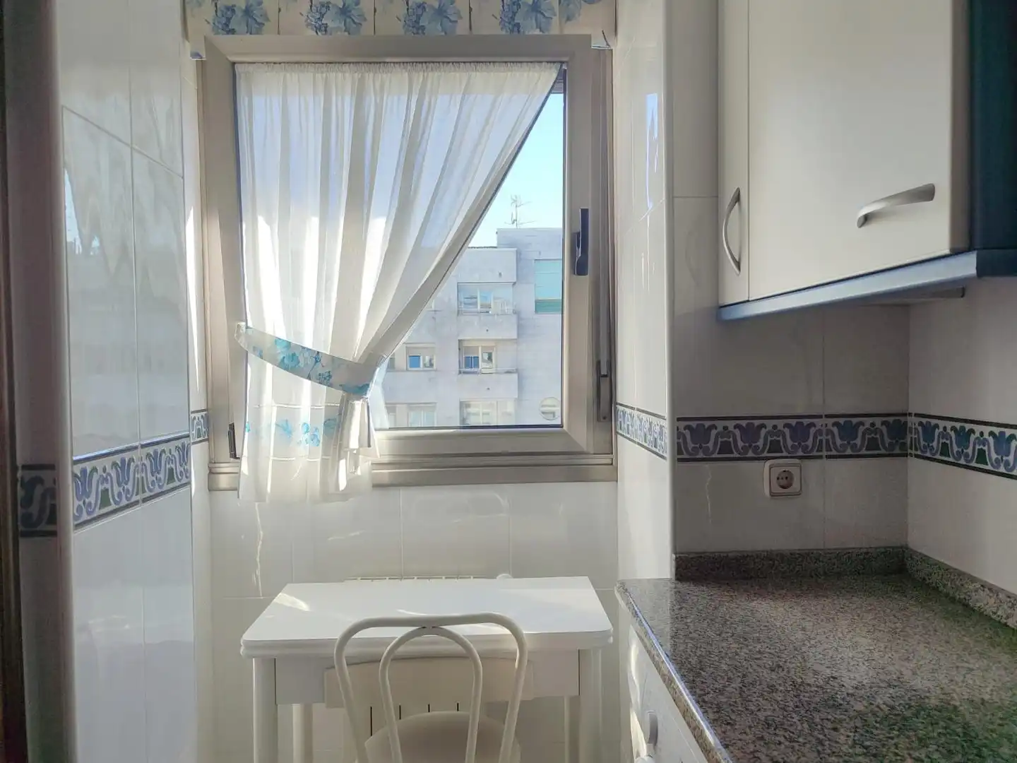 Habitación de Piso de alquiler en Oviedo  con Calefacción y Amueblado