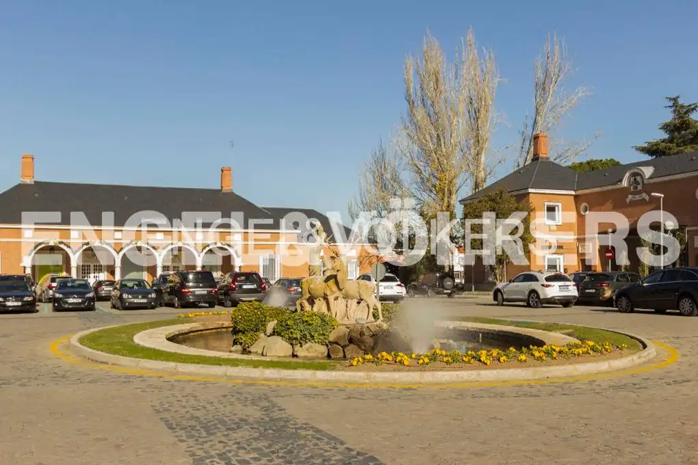 Vista exterior de Casa adosada de lloguer en La Moraleja amb Aire condicionat, Calefacció i Jardí privat
